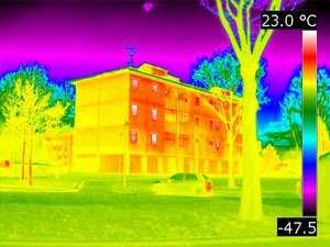 Po dokonaniu termoizolacji przegród zewnętrznych do poziomu zgodnego z aktualnymi wymogami stawianymi przez warunki techniczne, jakim powinny odpowiadać budynki