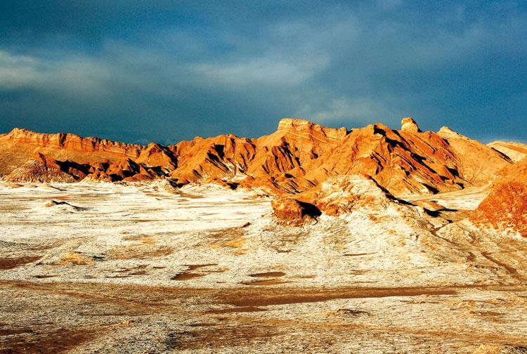 Atakama (Atacama, hiszp. Desierto de Atacama) pustynia mglista w Ameryce Południowej. Należy do najsuchszych obszarów na świecie.