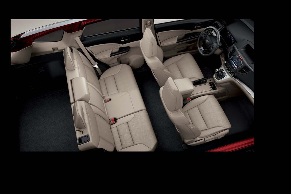 Przestrzeń wewnątrz 13 14 Honda CR-V została opracowana tak, aby zapewnić wysoki poziom komfortu podróży w przestronnym i funkcjonalnym wnętrzu, które łatwo przystosować do