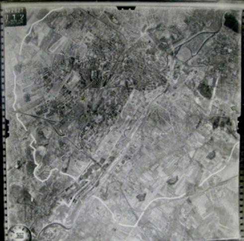 Fot. 1. Zdjęcie lotnicze Poznania, wykonane w drugiej połowie 1944 roku. Biała linia opasająca miasto. widoczna na fotografii, to rów przeciwpancerny.