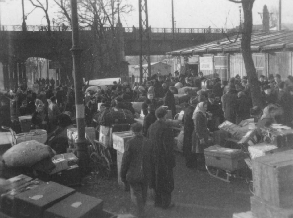 Od pierwszych chwil ogłoszenia Poznania twierdzą, przez miasto przetaczały się pociągi i piesze kolumny uciekinierów ze wschodnich okręgów Kraju Warty.