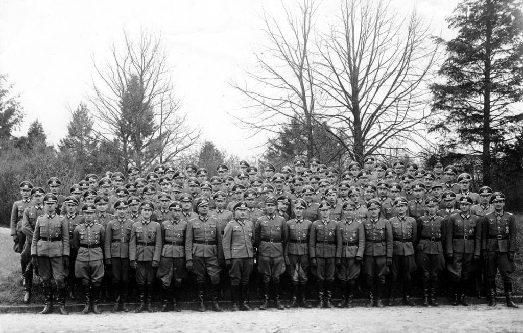 Fot. 6. Oficerowie kadry szkoleniowej V Szkoły Podchorążych Piechoty Wehrmachtu (V Fahnenjunkerschule der Infanterie in Posen) (ze zb. Archiwum Stow. Pomost). żołnierze 500.