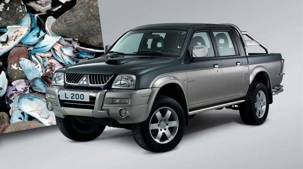 STYLIZACJA L200 Double Cab Intense pokazany na zdjęciu ma zamontowane: wzmocnienie przednie, lampy przeciwmgielne, rury boczne, rury skrzyni ładunkowej, osłony lamp tylnych i osłony narożników