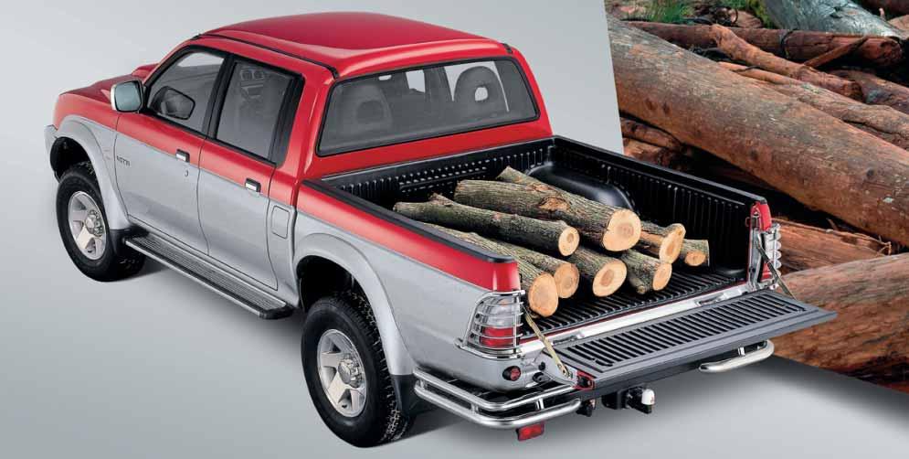 STYLIZACJA L200 Double Cab Intense pokazany na zdjęciu ma zamontowaną kuwetę skrzyni ładunkowej, osłony lamp tylnych, osłony narożników tylnego zderzaka i hak holowniczy.