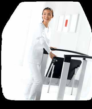 pozwala na wygodne przyjęcie pozycji siedzącej, natomiast duża platforma (80 x 84 cm) świetnie nadaje się dla pacjentów poruszających się na wózkach inwalidzkich.