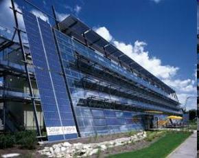 Budynek Solar Fabrik we Freiburgu Nietuzinkowość koncepcji budynku Solar Fabrik polega na zintegrowaniu pasywnych sposobów wykorzystywania energii słonecznej z wprowadzeniem tzw.