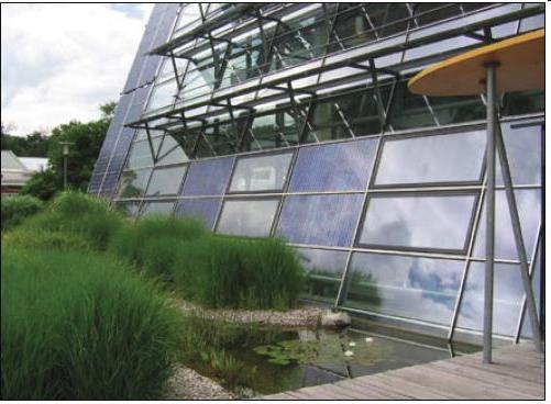 Budynek Solar Fabrik we Freiburgu Zastosowanie od strony południowej wielkiej powierzchni przeszklenia pozwala na efektywne pozyskiwanie promieni