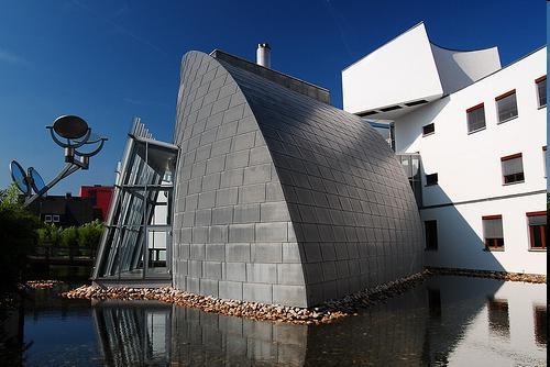 Izolacja transparentna Frank O.Gehry w atrakcyjny sposób zastosował elementy transparentnej termoizolacji w budynku Forum Energetycznego w Bad Oeynhausen (1995).