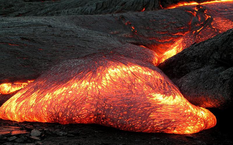 Rysunek 8: Pomiar temperatury lawy wulkanicznej. 8 Zastosowanie prawa promieniowania Plancka Pirometria Pirometria jest metod bezdotykowego mierzenia temperatury badanego obiektu.