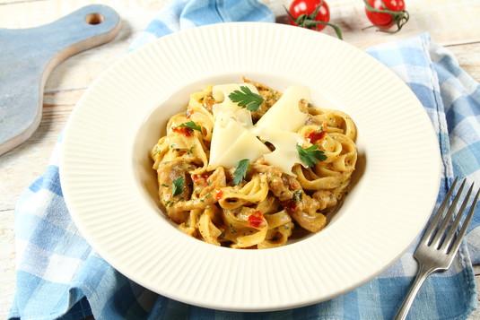 Tagliatelle z grzybami i kurczakiem 25 minut 4 osoby Łatwe makaron tagliatelle - 300 gramów Knorr Naturalnie smaczne - Tagliatelle z kurczakiem - 1 opakowanie udko z kurczaka bez kości - 4 sztuki