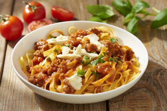 Makaron tagliatelle z sosem bolognese i mozzarellą 20 minut 4 osoby Łatwe makaron tagliatelle - 400 gramów mielona wołowina - 400 gramów krojone pomidory z puszki - 1 opakowanie mozzarella - 1 sztuka