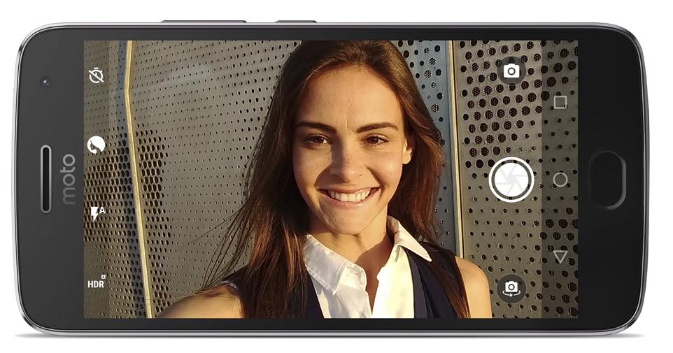 8 moto g przewodnik recenzenta Przesuń palcem po ekranie na lewo od wizjera aparatu, by przejrzeć wykonane zdjęcia w aplikacji Google Photos.