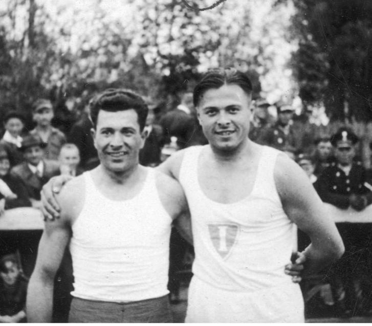 W biegu na 100 metrów w dwumeczu: Polska Północno-Wschodnia Prusy Wschodnie w 1936 roku zwyciężył białostocki sprinter Bernard Zasłona (z lewej) przed rywalem z Niemiec Wolfem