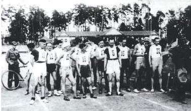 Start na Stadionie Zwierzynieckim w Białymstoku do Mistrzostw Polski w maratonie w 1932 roku. Fot.