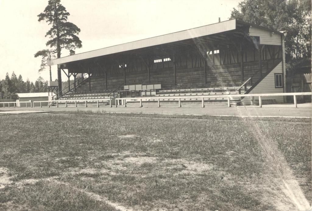 w 1934 roku drewnianej trybuny, która