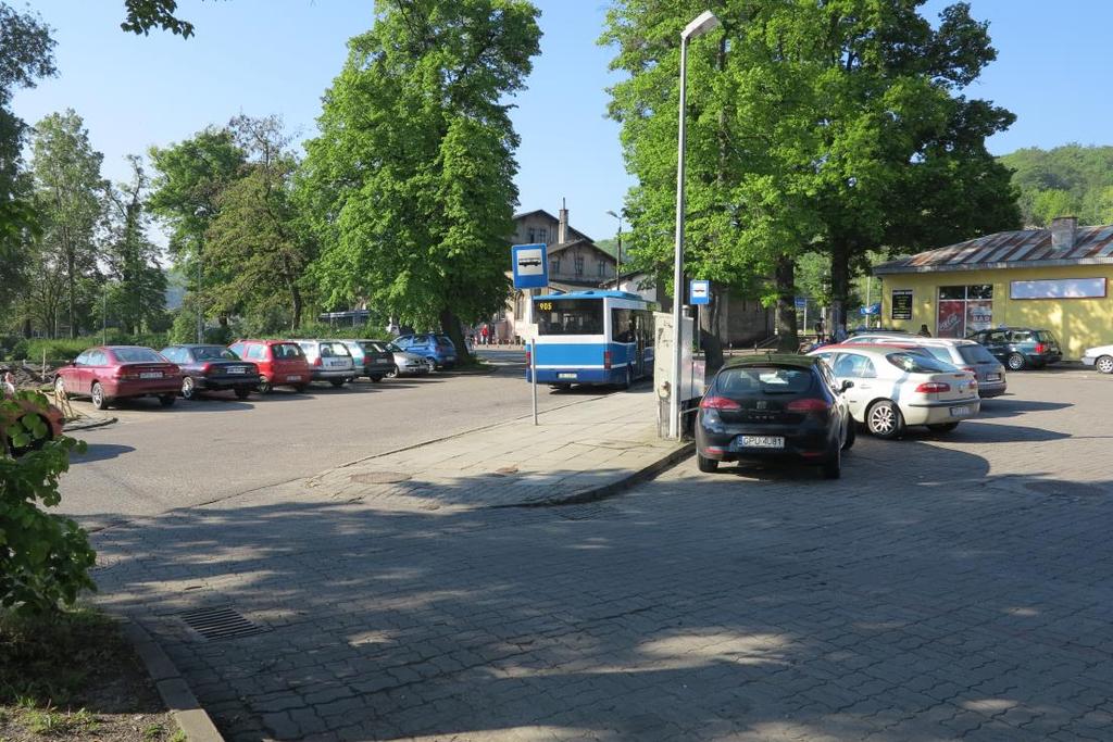 określono i zestawiono wartości natężeń odjazdów autobusów i busów w obszarze węzła transportowego.