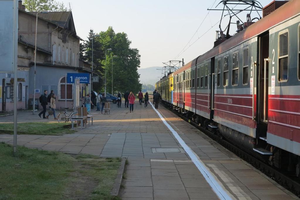 3.3.2 Infrastruktura przewozów kolejowych w obszarze węzła transportowego Na dworcu kolejowym znajdują się dwa perony przeznaczone do obsługi podróżnych.