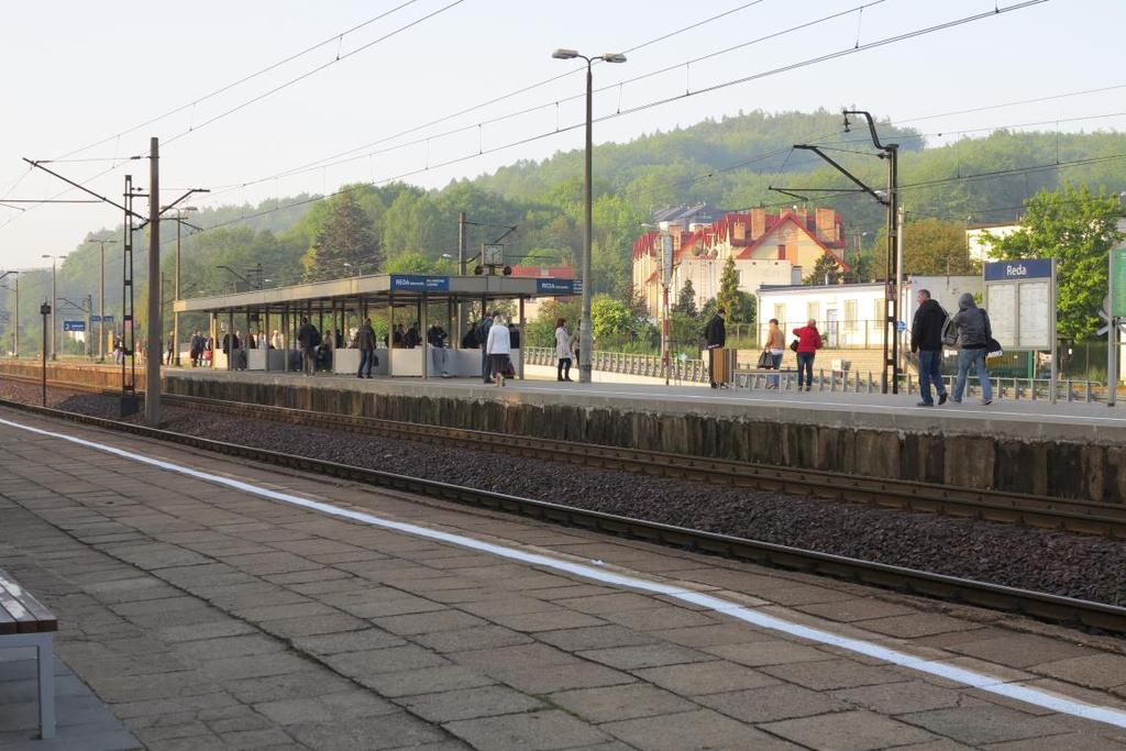 megafonów. Na peronie znajduje się także aktualny rozkład jazdy pojazdóaw. Wejście od strony ul. Leśnej podobnie jak od strony ul. Gdańskiej możliwe jest jedynie tunelem.