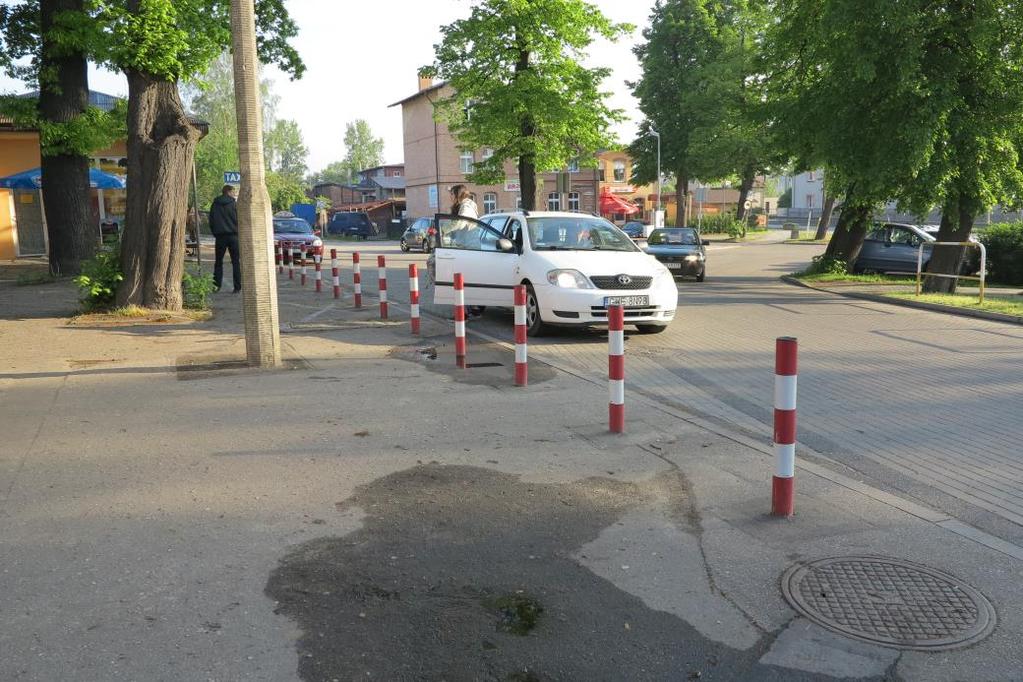 Kierowcy zatrzymują się na miejscach przeznaczonych do postoju TAXI Na parkingu jest miejsce na ok.