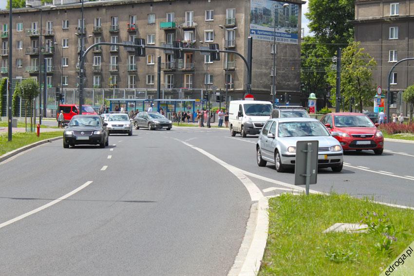 6000 E/h szczytu popołudniowego (przepustowość obliczana w fazie opracowywania koncepcji dla dwufazowej sygnalizacji stałoczasowej z