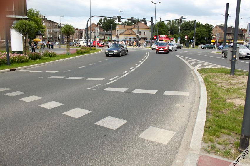 w sytuacji występowania torowisk tramwajowych, ponieważ nie wpływa na zmniejszanie powierzchni akumulacyjnych na jezdniach tarczy skrzyżowania, jak ma to miejsce