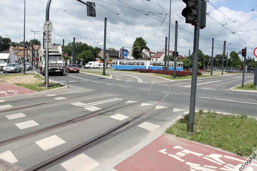 Umożliwia też uzyskanie mniejszej długości przejść dla pieszych przez jezdnie, co ma wpływ na konstruowanie programów sygnalizacji świetlnych.