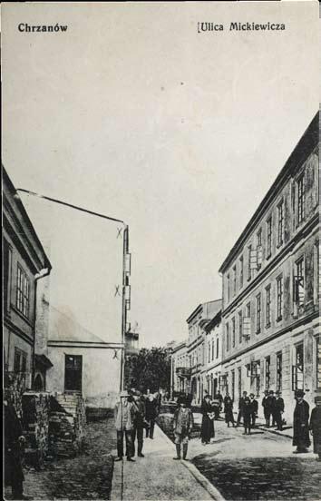 Ryc. 47 Ul. Mickiewicza widok w kierunku parku. Nakł. B. Landerer w Chrzanowie, 1909 r. Mickiewicza Street a view towards the park. Publisher: B. Landerer w Chrzanowie, 1909. Kilkaset metrów dalej, na Małym Rynku, jarmark z drobiem i nabiałem.