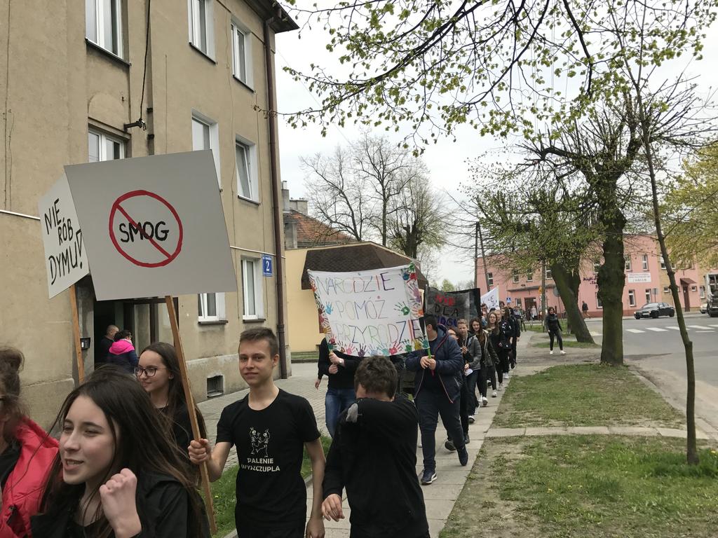 Placówki prześcigały się w pomysłach na to, jak najatrakcyjniej pokazać się być może swoim przyszłym uczniom BAL GIMNAZJALNY 4 lutego 2017r po raz kolejny