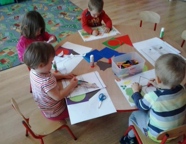 Grupowaliśmy elementy według rodzaju, wielkości i koloru. Ćwiczyliśmy liczenie w dostępnym zakresie.
