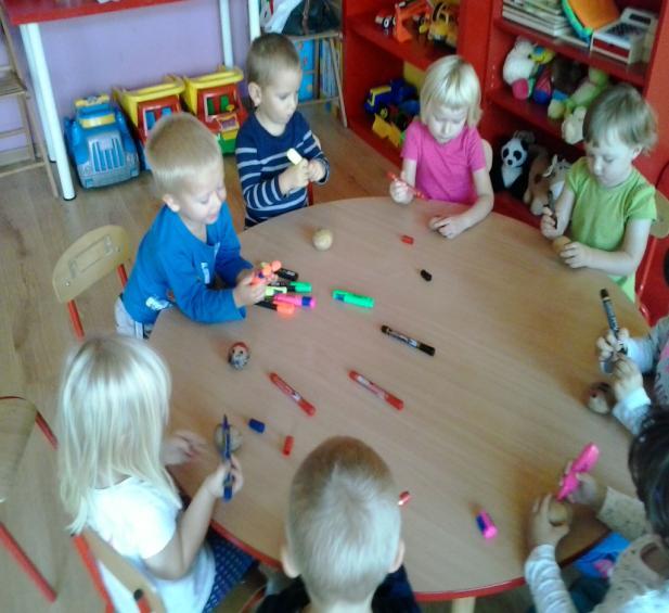 Stosowaliśmy słowa określające położenie przedmiotów w przestrzeni: nad, pod, wysoko, nisko, obok, przed, za, na.