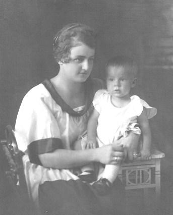 Basia Zaleska z mamą, 1925 Zofia Zaleska (1926-2006), siostra Moja siostra Zofia była starsza o dwa lata ode mnie.