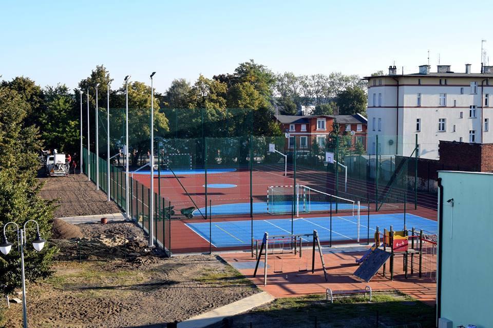 ponadgimnazjalną szkołę zawodowa, 1 szkołę wyższą oraz 7 innych placówek oświatowowychowawczych. W skontrolowanych placówkach łącznie przebywało 9920 dzieci i młodzieży.