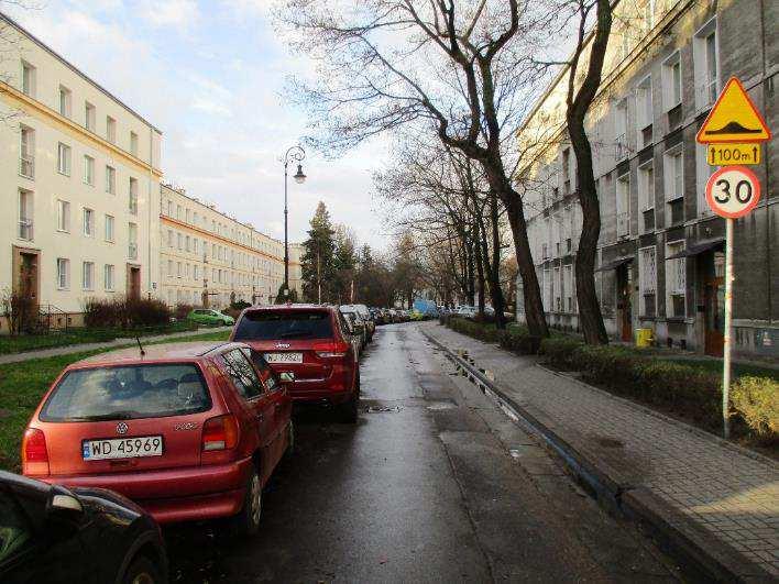 Od Śmiałej 24 chodnik znajduje się bezpośrednio przy jezdni z obu stron. Na całej długości ulicy chodnik został wykonany z kostki betonowej. Parkowanie jest nieuporządkowane znakami.