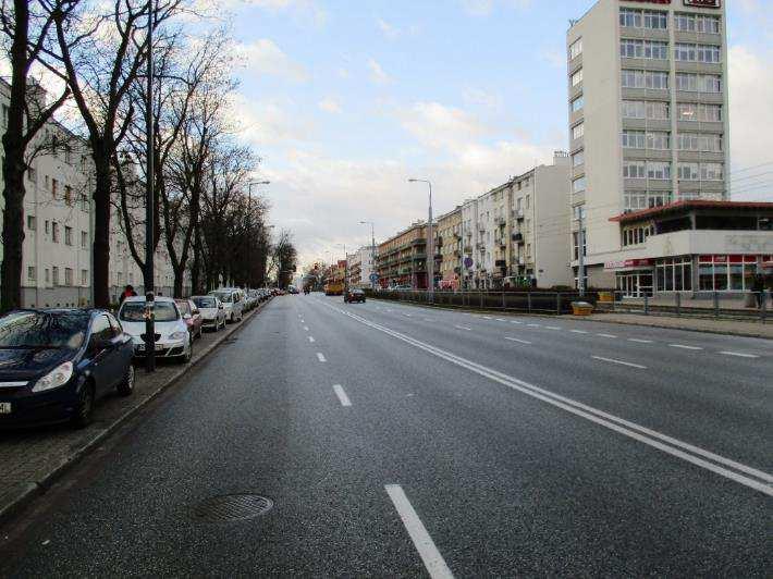 2.2.4.1.2 Krechowiecka Plac Wilsona Stan istniejący Ulica główna o 4 pasach ruchu i miejscach do parkowania zlokalizowanych na chodniku w południowej części pasa drogowego.