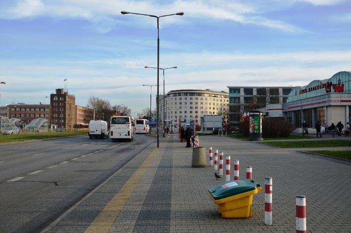 dopuszczalna prędkość: 50 km/h; układ pasów na wlotach skrzyżowań pozostaje bez zmian 2.