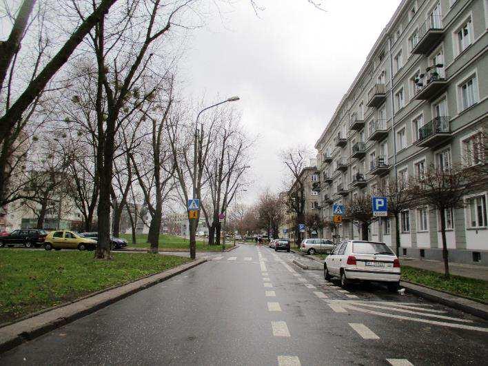 2.2.12 Korytarz XIa Rydygiera Wojska Polskiego Rys. 25. Aleja Wojska Polskiego istniejąca infrastruktura rowerowa Obecnie Al. Wojska Polskiego posiada pasy rowerowe wyznaczone w obu kierunkach.