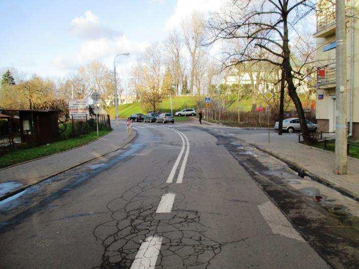 2,2 m do 6,5 m, z nawierzchnią z kostki oraz płyt betonowych. Ruch rowerowy prowadzony na zasadach ogólnych. Parkowanie w zatokach parkingowych prostopadłe, ukośne oraz równoległe.