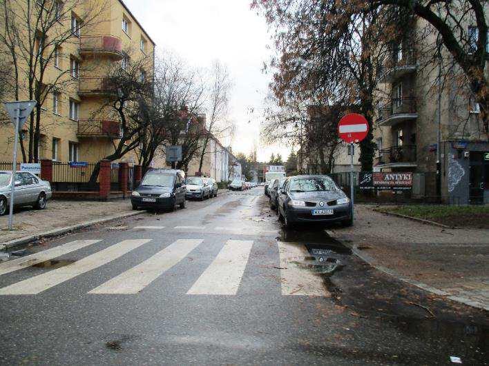 Chaotyczne parkowanie po obu stronach ulicy część pojazdów parkuje na jezdni, część na chodniku oraz jezdni.