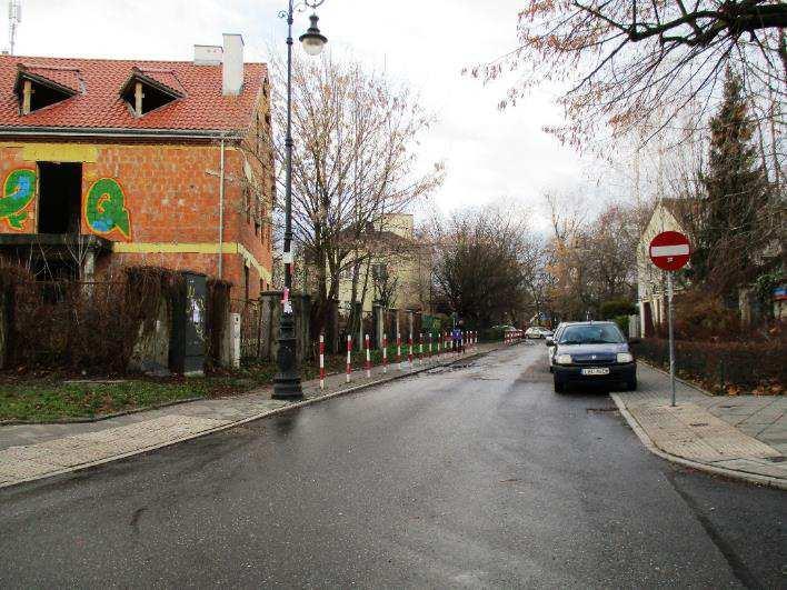 lokalnej/dojazdowej, jednokierunkowa, jednojezdniowa. Szerokość jezdni 5,5 m. Na tej ulicy obowiązuje ograniczenie prędkości do 30 km/h.