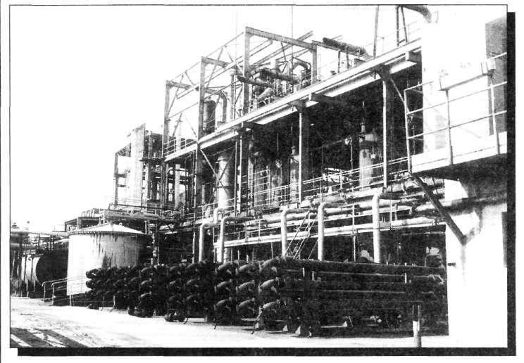 rok 1960: - wytwórnia tlenu i azotu (o zdolności produkcyjnej wynoszącej 2,5 min Nm 3 0 2 na rok) umożliwiająca uruchomienie sieci azotu w Zakładach, - wytwórnia pielika (o zdolności produkcyjnej