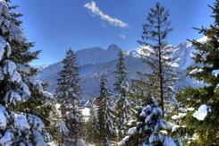 widokiem na całe Tatry Zachodnie, z dużym ogrodem i infrastrukturą wypoczynkową.