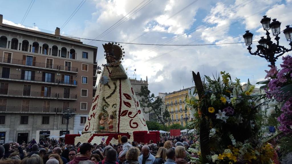 walencki. Słynny festiwal Las Fallas organizowany w marcu.