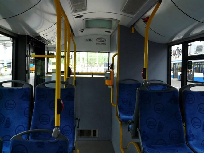 Rys. 3. Wnętrze tylnej części trolejbusu Solaris Trollino 12 z widoczną wieżową zabudową mieszcząca w sobie moduły bateryjne 2.
