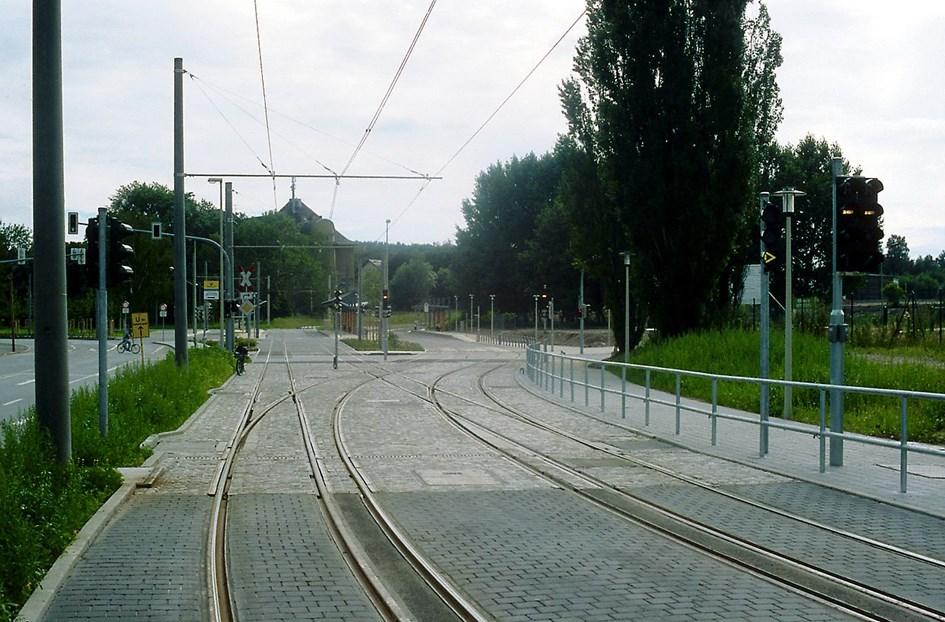 Linia jest obsługiwana przy pomocy taboru wyprodukowanego przez niemiecką firmę Siemens, pięcioczłonowe pojazdy dwusystemowe U25500s, znane również jako Avanto.