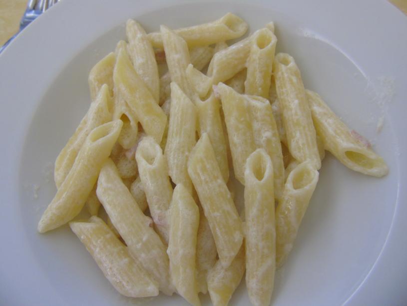 Przepis na makaron w sosie śmietanowym *cebula (1 sztuka) *śmietana kremówka 36% (150 g) *makaron penne (250 g) *olej (2 łyżki) *sól, pieprz (do smaku) Sposób przygotowania: 1.