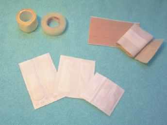 PLASTRY- Najczęściej używaną formą plastra jest płatek tkaniny, w której po wewnętrznej (klejącej) stronie znajduje się centralnie umiejscowiony kawałek jałowej gazy.