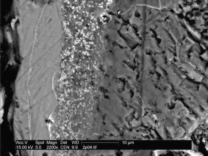 Kolejna strefa, od głębokości około 0,5 cm, charakteryzuje się wyraźnie ciemniejszą barwą, co jest wynikiem jej zażelazienia (obecności w spękaniach, mikrospękaniach wydzieleń wodorotlenków żelaza).