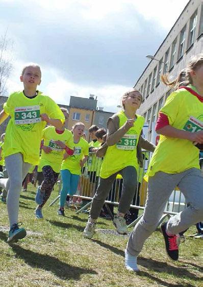 in. Joanna Frankiewicz (także uczestnik biegu) +urzędnicy miasta i województwa z departamentów sportowych +prezes