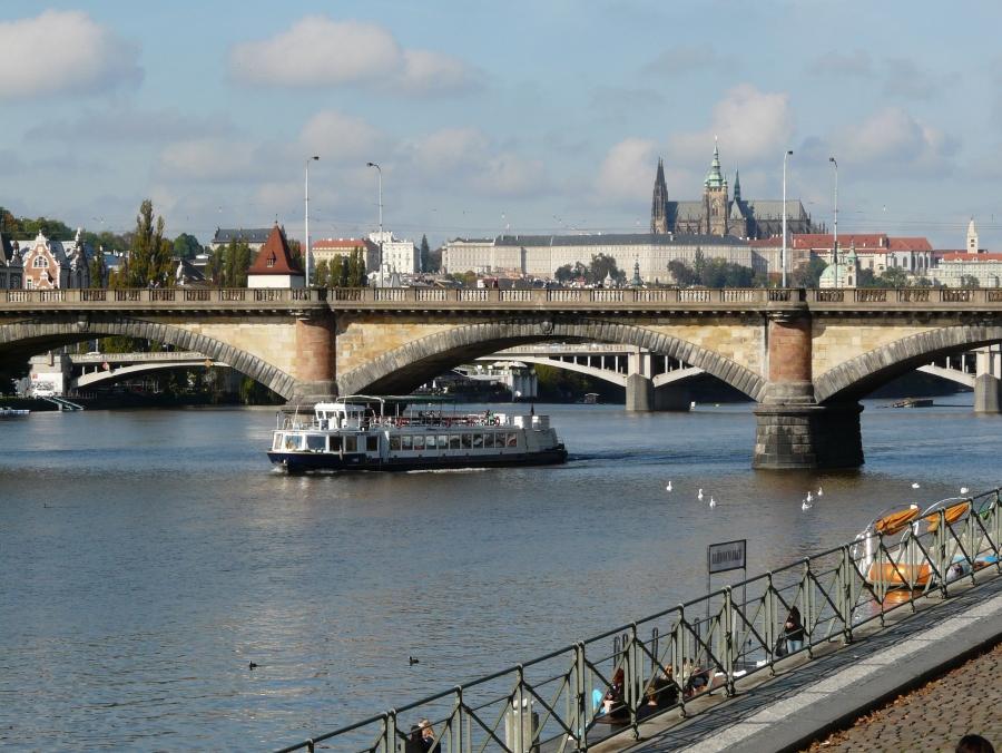 O czeskiej Pradze słów kilka Mieszkam od urodzenia w Krakowie. W swoim życiu byłem już w kilku ciekawych miejscach, jednak jakoś nigdy do stolicy naszych południowych sąsiadów nie było mi po drodze.