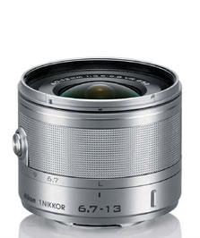 1 NIKKOR VR 6.7 13mm f/3.5 5.6 Przenieś się do samego centrum zdarzeń. Ultraszerokokątny obiektyw zmiennoogniskowy z zakresem ogniskowych 6,7 13 mm (odpowiednik w formacie małoobrazkowym: ok.